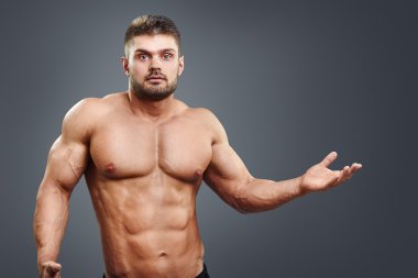 kas gömleksiz genç adam  