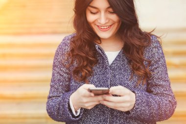   Akıllı telefon kullanan kadın  