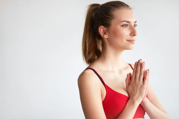 Morena meditando con las manos juntas — Foto de Stock