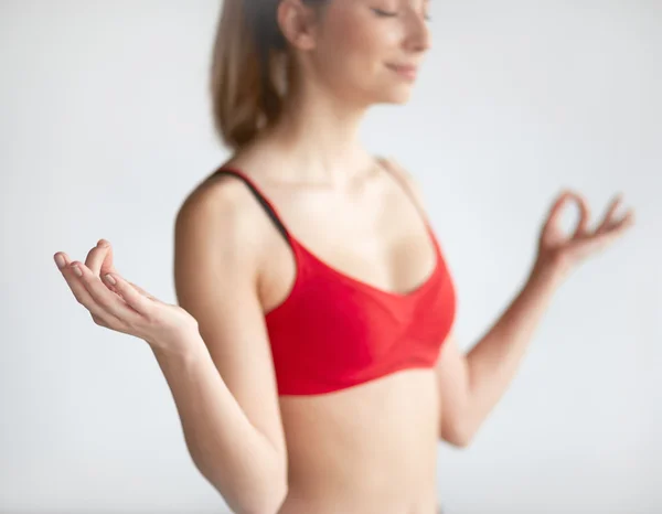 Nära håll fingrarna av yoga kvinnan — Stockfoto