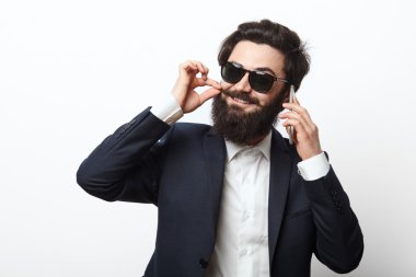 İş adamı telefonda konuşuyor..