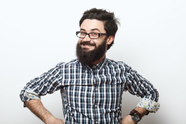 Mutlu sakallı adam izole