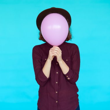  Balon yüzü üzerinde tutan kadın