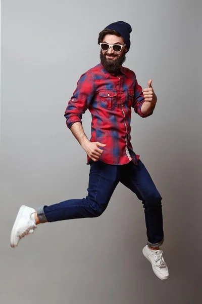 Hombre feliz en el aire con los pulgares arriba — Foto de Stock