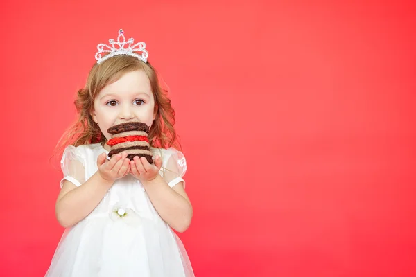 Junges Mädchen isst Mini-Geburtstagstorte — Stockfoto