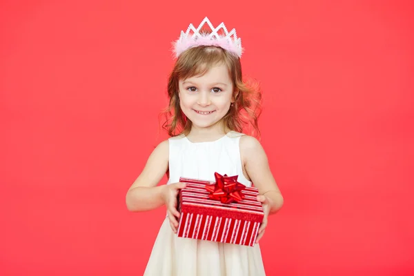 Küçük kız bir hediye kutusu holding — Stok fotoğraf