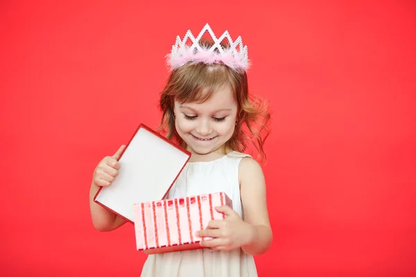 Menina abrindo uma caixa de presente — Fotografia de Stock