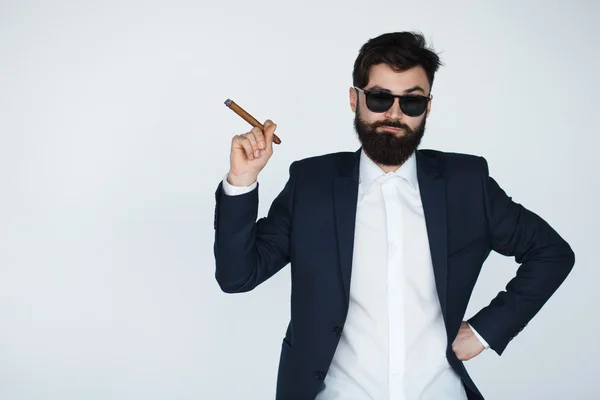 Retrato de empresário confiante fumando um charuto — Fotografia de Stock