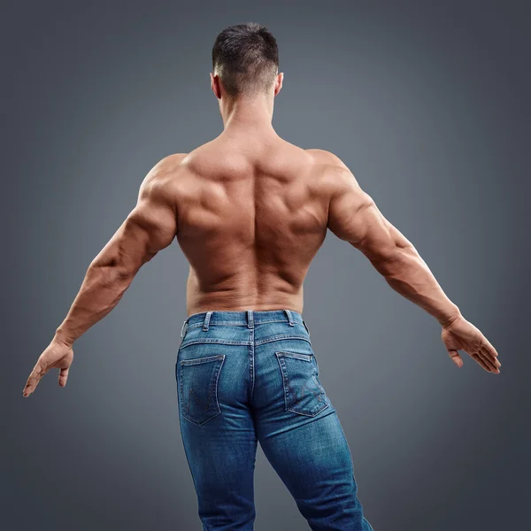 Bodybuilder masculin fléchissant ses muscles du dos — Photo