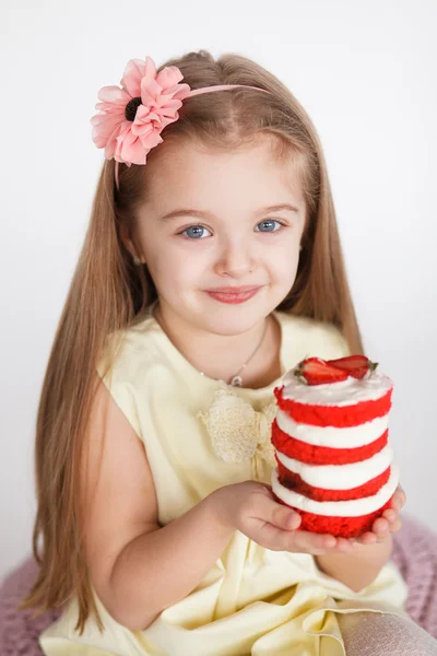 Menina segurando um bolo de veludo vermelho — Fotografia de Stock