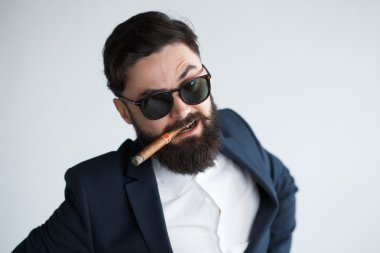 Heybetli erkekte iş kıyafetleri