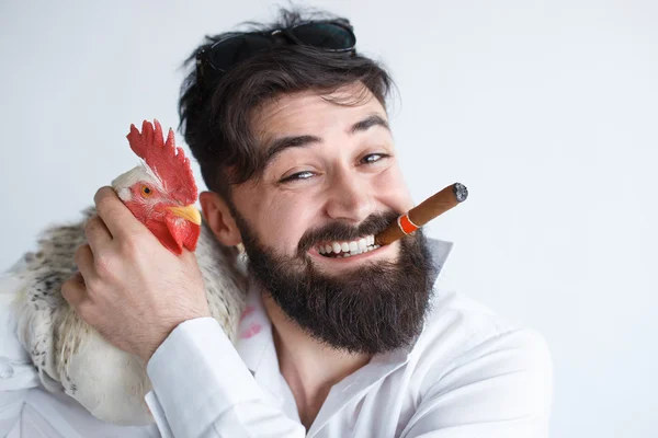 Schöner Mann mit einem Huhn. — Stockfoto