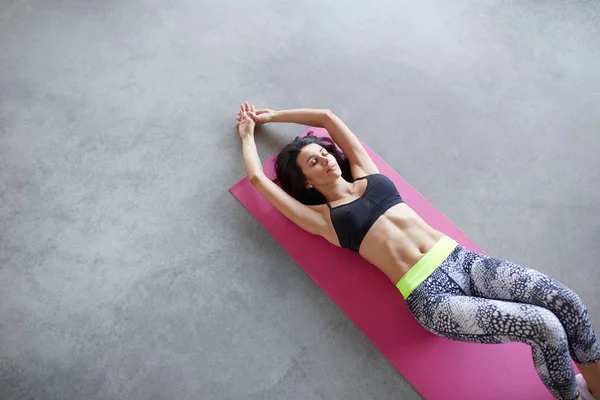 Fitness woman exercising — Stock Photo, Image