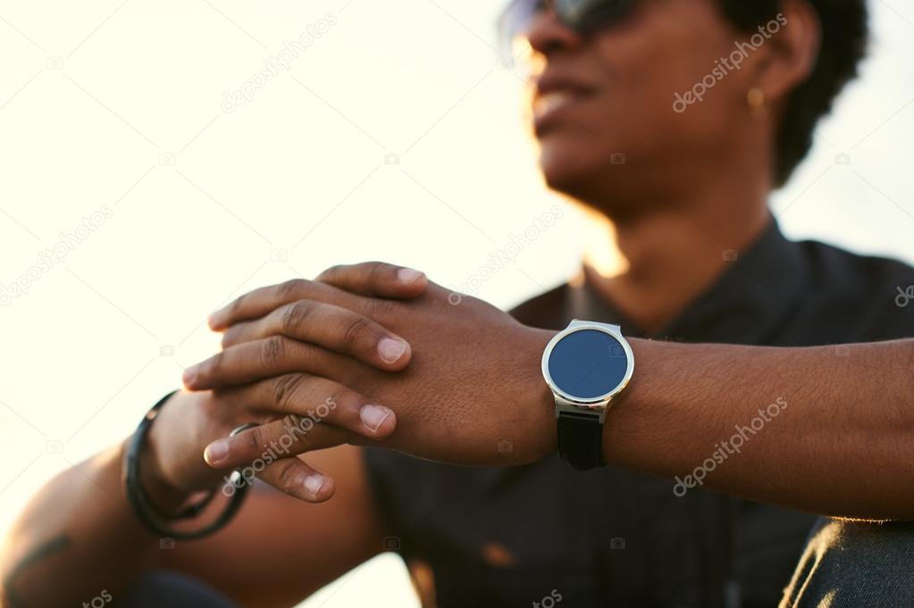 Mano De Hombres Negros De Reloj Inteligente. Reloj De Pulsera Sobre Fondo  Blanco. Tecnologías Modernas. Foto de archivo - Imagen de moderno, tacto:  245215428