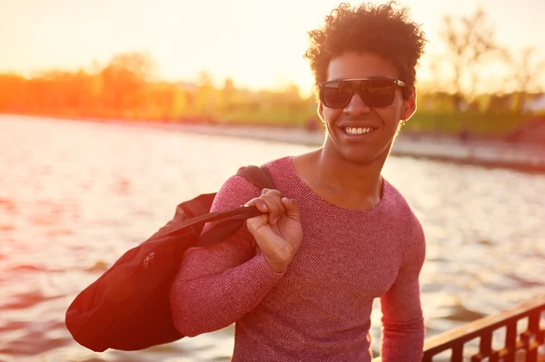 Junger schwarzer männlicher Hipster an einem Herbsttag — Stockfoto