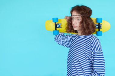 Kaykay ile rahat giysiler içinde Kız