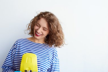 Kaykay ile rahat giysiler içinde Kız