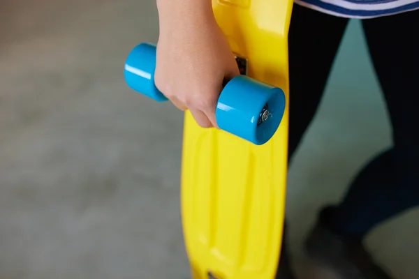 Niña sosteniendo longboard amarillo — Foto de Stock