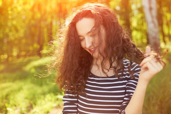 Brune bouclée en plein air — Photo