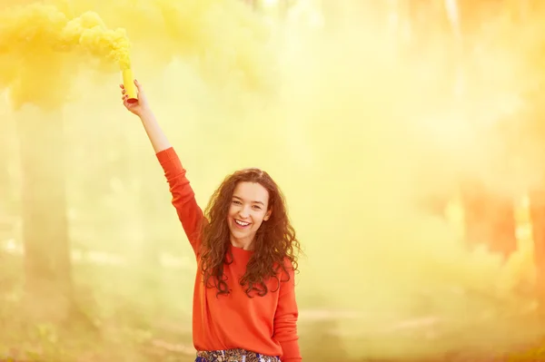 Menina com uma bomba de fumaça — Fotografia de Stock