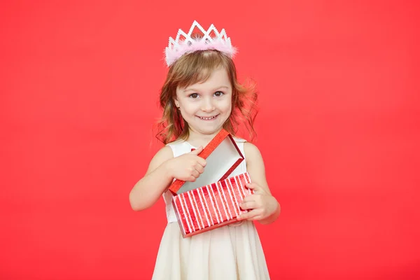 Дівчина відкриває червону подарункову коробку — стокове фото