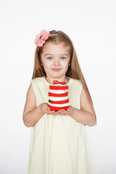 Дівчина тримає червоний оксамитовий торт — стокове фото