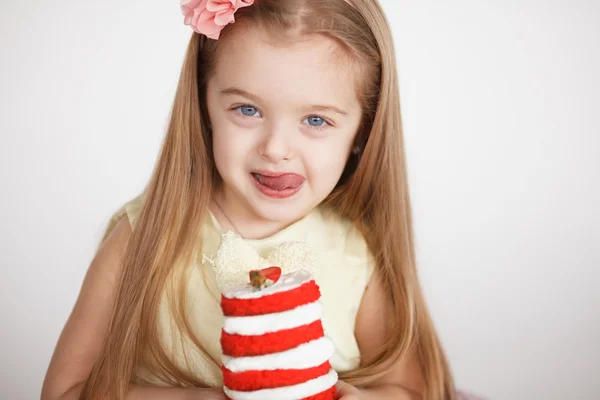 Menina segurando um bolo de veludo vermelho . — Fotografia de Stock