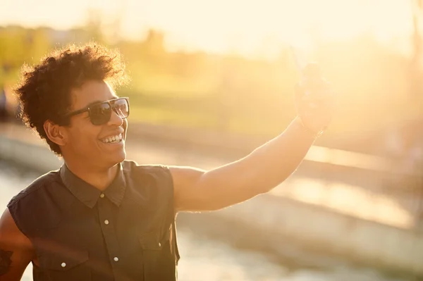 Jovem fazendo uma selfie — Fotografia de Stock