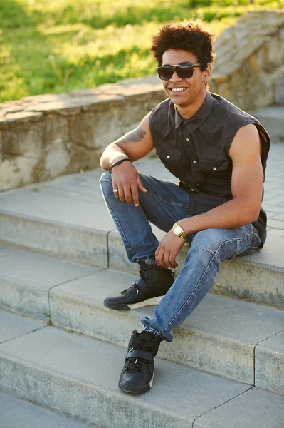 Hipster afroamericano sentado en las escaleras — Foto de Stock