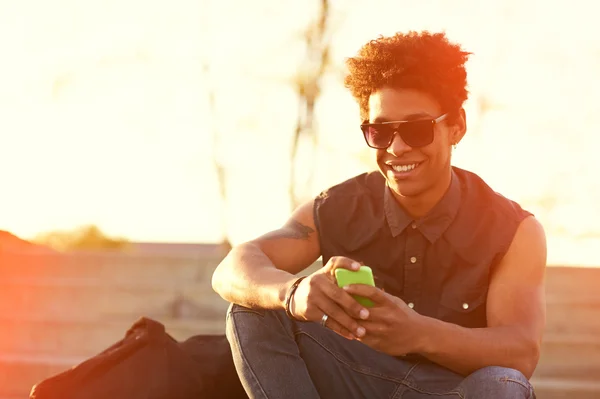 Молодой человек с помощью смартфона — стоковое фото