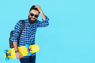 Genç hipster adam bir kaykay ile