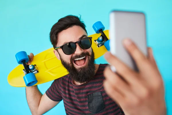 Bearded man makes selfie — Stock Photo, Image