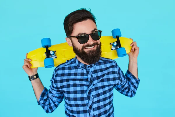 Hipster νεαρός άνδρας με ένα skateboard — Φωτογραφία Αρχείου