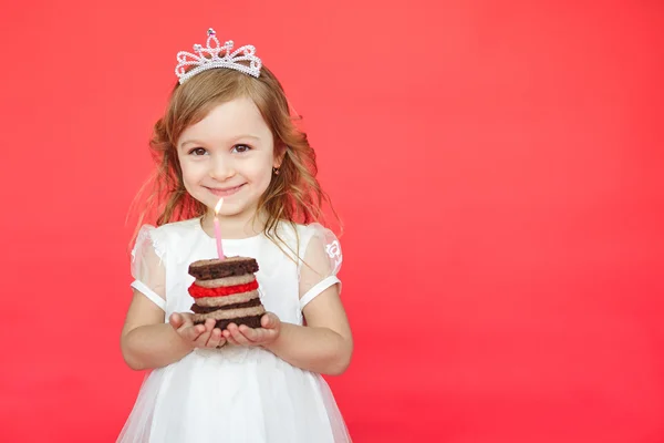 Маленька дівчинка і її торт на день народження — стокове фото