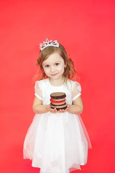 Menina e seu bolo de aniversário — Fotografia de Stock