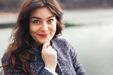 güzel sevimli gülümseyen kadın