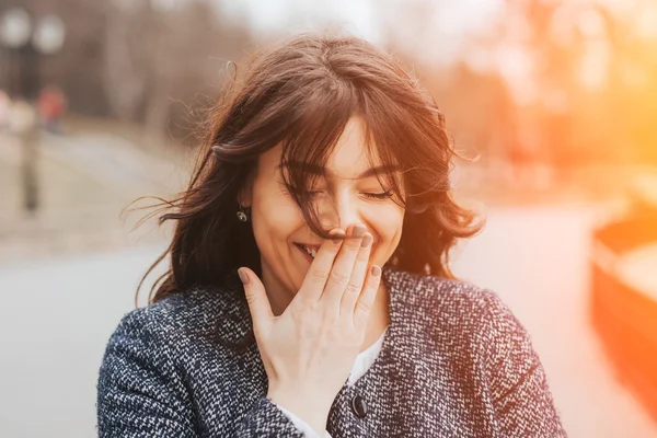 Joyeux rire belle femme — Photo