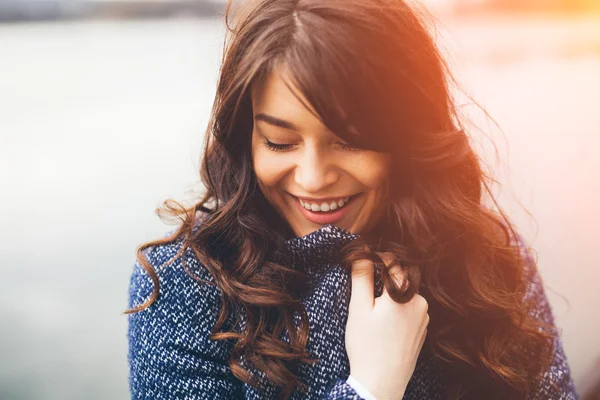 Utangaç kız ayakta seyir aşağı