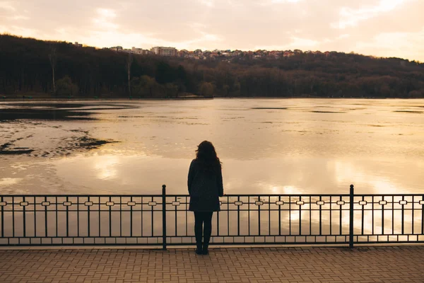 Mulher ao pôr-do-sol lago — Fotografia de Stock