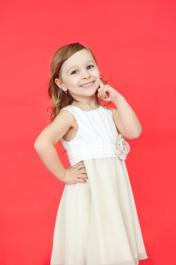 Beyaz elbise, sevimli küçük kız