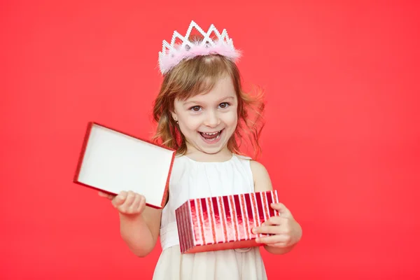 Щаслива дівчина відкриває подарункову коробку — стокове фото