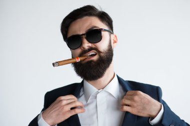 İşadamı bir puro ile başarı tadını çıkarıyorlar