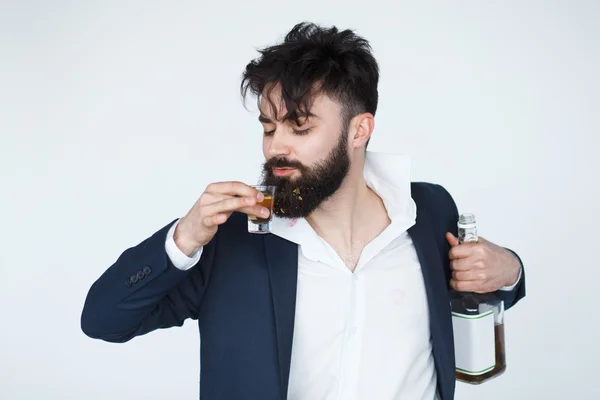 Hombre borracho sosteniendo una botella de whisky — Foto de Stock