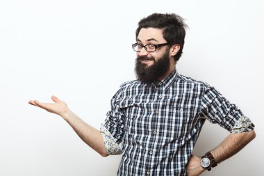Mutlu sakallı genç adam gülümseyen