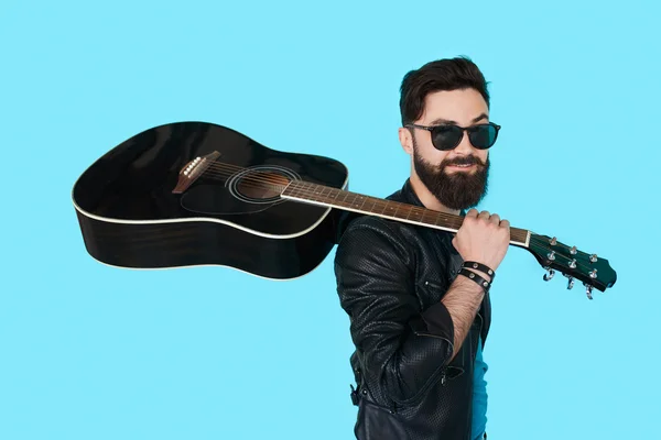 Musicista rock in posa con chitarra — Foto Stock