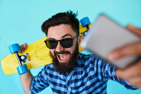 Młody hipster z brodą, biorąc selfie — Zdjęcie stockowe