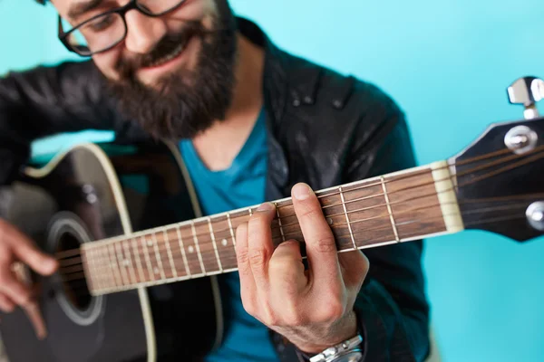 Manplaying barbuto sulla chitarra acustica — Foto Stock