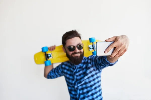 Bärtiger Hipster macht Selfie — Stockfoto