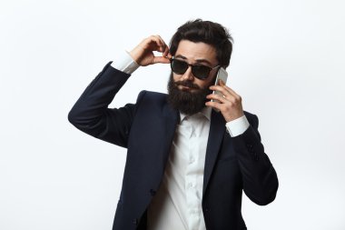 İş adamı telefonda konuşuyor.