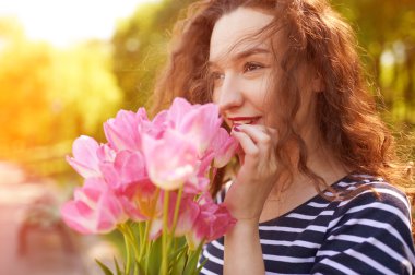 Pembe tullips ile güzel kız